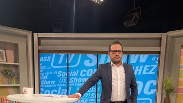Jorge Luis Sánchez Grass en el plató de su programa El Social TV Show con Sánchez Grass, por América Tevé. 