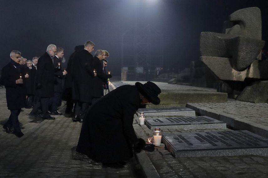 La duquesa de Cornwall, Gran Bretaña, Camilla Parker-Bowles, coloca una vela junto al Monumento Internacional en el campo de concentración Auschwitz-Birkenau en Oswiecim, Polonia, el lunes 27 de enero de 2020. 