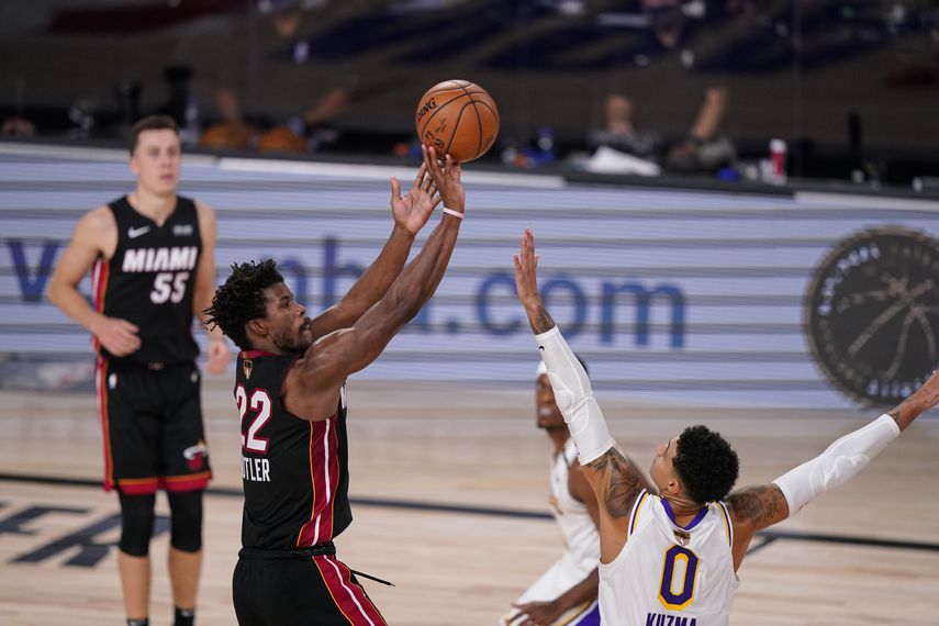 Jimmy Butler, del Heat de Miami, dispara por encima de Kyle Kuzma, de los Lakers de Los Ángeles, en la segunda mitad del tercer juego de la Final de la NBA, el domingo 4 de octubre de 2020, en Lake Buena Vista, Florida