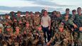 El actor estadounidense Tom Cruise posa junto a soldados colombianos. (CORTESÍA). 