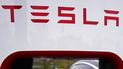 Un vehículo Tesla recarga batería en Northbrook, Illinois.  