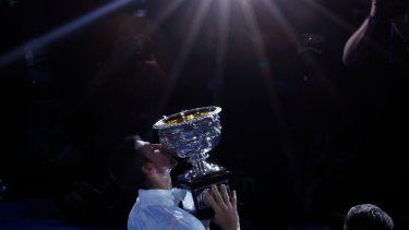 Novak Djokovic besa el trofeo de campeón del Abierto de Australia tras derrotar a Stefanos Tsitsipas en la final, el domingo 29 de enero de 2023, en Melbourne.