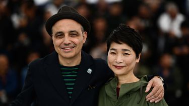 El director Pablo Berger y el editor musical Yuko Harami posan antes de la proyección de Robot Dreams en el Festival de Cine de Cannes.