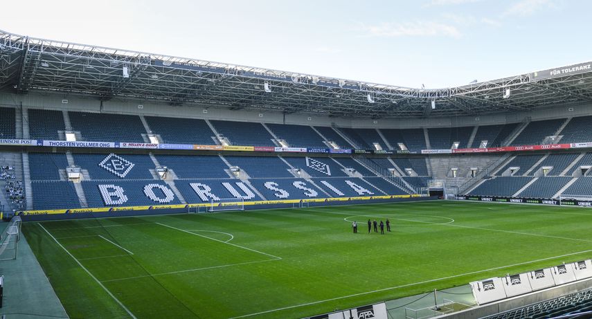Un grupo de trabajadores observan desde la cancha del estadio vac&iacute;o del Borussia Moenchengladbach, club de la Bundesliga, en Moenchengladbach, Alemania, el jueves 16 de abril de 2020.&nbsp;
