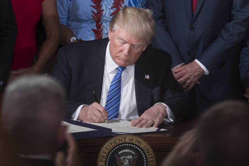 El presidente Donald&nbsp;Trump firma la ley de protección y responsabilidad de denunciantes del Departamento de Asuntos de&nbsp;Veteranos&nbsp;en la Casa Blanca, en Washington,este 23 de junio de 2017.&nbsp;