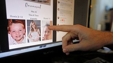 En imagen de archivo del martes 5 de noviembre de 2019, Austin Cloes se&ntilde;ala una fotograf&iacute;a de su familiar Rhonita Miller y la familia de ella, que fueron asesinados en M&eacute;xico, en el monitor de una computadora, en Herriman, Utah