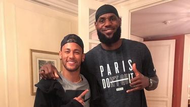 El brasileño acompañó la foto junto al basquetero norteamericano con la leyenda El rey.