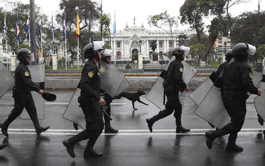La polic&iacute;a antidisturbios hace guardia detr&aacute;s de una barricada que impide el acceso al edificio del Congreso en Lima, Per&uacute;, el martes 1 de octubre de 2019.