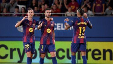 El delantero español del Barcelona, Ferran Torres (C), celebra el segundo gol de su equipo durante el partido de la liga española entre su club y el Getafe CF en el Estadio Johan Cruyff en Barcelona, el 21 de septiembre de 2025.