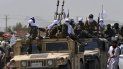 Talibanes desfilan con vehículos militares estadounidenses Talibanes desfilan con vehículos militares estadounidenses