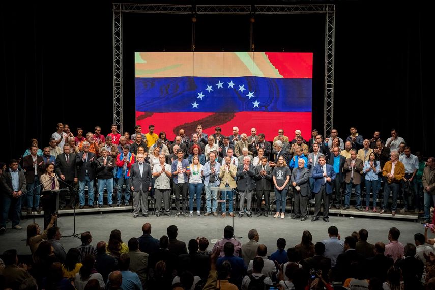 Partidos políticos de oposición, chavistas descontentos, diferentes credos religiosos, asociaciones estudiantiles y profesionales, entre otros, presentaron hoy en Caracas el Frente amplio&nbsp;Venezuela&nbsp;libre, que tiene como objetivo el cambio político democrático y pacífico en el país caribeño.&nbsp;&nbsp;&nbsp;
