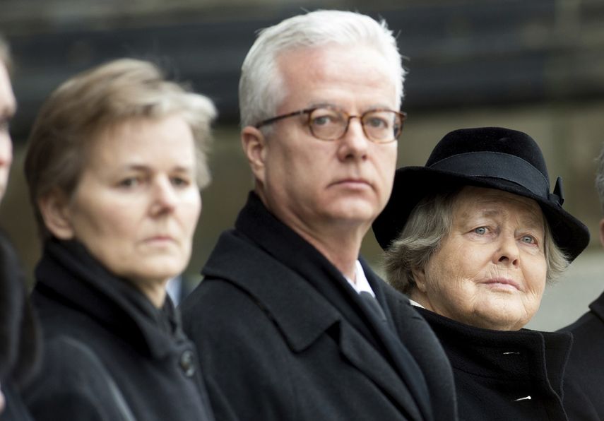 En la foto del 11 de febrero de 2015, izquierda a derecha, los hijos Beatrice von Weizs&auml;cker y Fritz von Weizsaecker, y la esposa Marianne von Weizsaecker asisten al funeral del expresidente alem&aacute;n Richard von Weizsaecker en Berlin. Fritz von Weizsaecker fue asesinado el 19 de noviembre de 2019 en el hospital de Berl&iacute;n donde ejerc&iacute;a como m&eacute;dico.