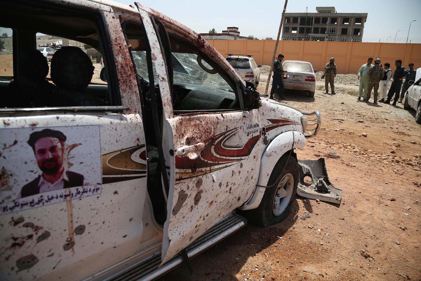 Funcionarios de seguridad afganos inspeccionan la escena de un atentado suicida cerca de la oficina regional de la Comisión Electoral Independiente en Jalalabad, Afganistán, el 25 de agosto de 2018. Este domingo se da por muerto al líder del grupo yihadista Estado Islámico (EI) en&nbsp;Afganistán, Saad Arhabi.&nbsp;