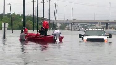 Captura de vídeo que muestra a personal de la guardia costera de Houston mientras realiza labores de búsqueda y rescate de residentes de áreas inundadas tras el paso de la tormenta tropical Harvey por Houston, Texas.