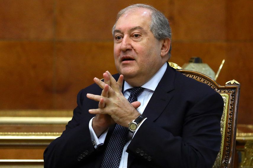 En esta fotografía tomada y publicada el 21 de noviembre de 2020 por el Ministerio de Relaciones Exteriores de Rusia, el presidente de Armenia, Armen Sarkissian, habla con el ministro de Relaciones Exteriores de Rusia durante su reunión en Ereván.