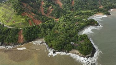 La ruta que conecta las ciudades de Río de Janeiro y Santos está bloqueada por deslaves provocados por lluvias intensas cerca de la playa Barra do Sahi en la ciudad costera de Sao Sebastiao, Brasil, 20 de febrero de 2023.