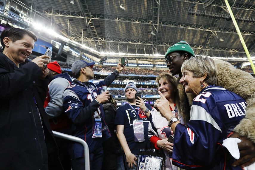 Seguidores de New England Patriots y de los Philadelphia Eagles se toman fotos.