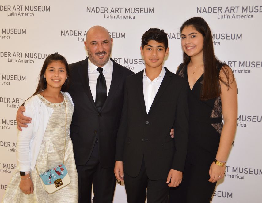 El coleccionista de arte Gary Nader, junto a sus tres hijos.&nbsp;