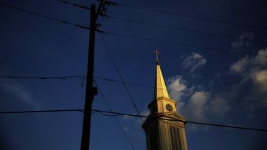 El sol pega en la torre de una iglesia bautista en Georgia.&nbsp;