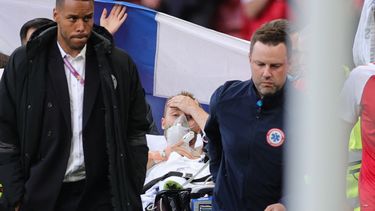 El futbolista danés Christian Eriksen (C) es evacuado después de colapsar en el campo durante el partido de fútbol del Grupo B de la UEFA EURO 2020 entre Dinamarca y Finlandia en el Estadio Parken de Copenhague el 12 de junio de 2021