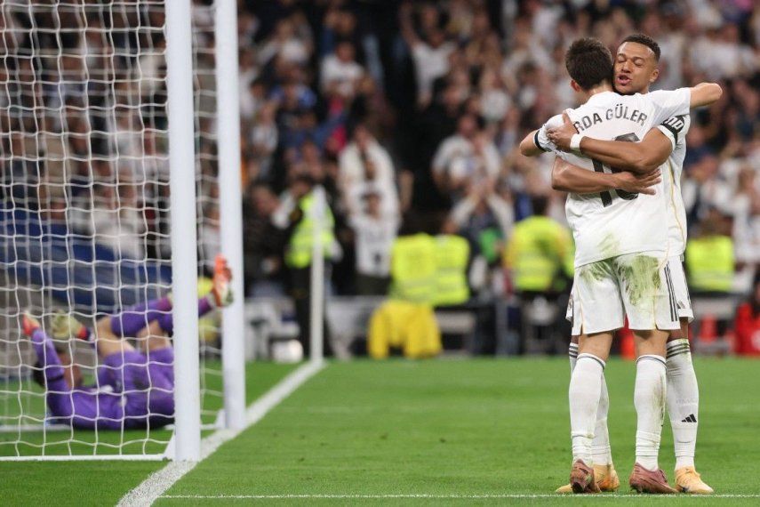 El delantero francés del Real Madrid, Kylian Mbappé (D), número 10, celebra su segundo gol con el centrocampista turco del Real Madrid, Arda Güler, número 15, durante el partido de Liga entre el Real Madrid CF y el Valencia CF en el Estadio Santiago Bernabéu de Madrid el 1 de noviembre de 2025.&nbsp;