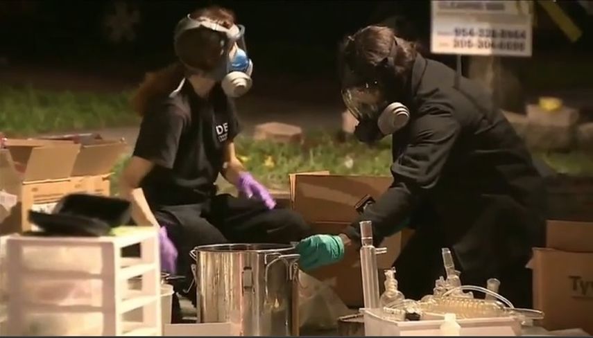 La policía de Miami-Dade  invirtió varias horas en desmontar el laboratorio clandestino. (Cortesía WPLG)