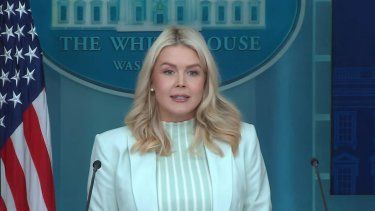 Captura de video de una transmisión de La Casa Blanca de su secretaria de prensa Karoline Leavitt, en Washington D.C.
