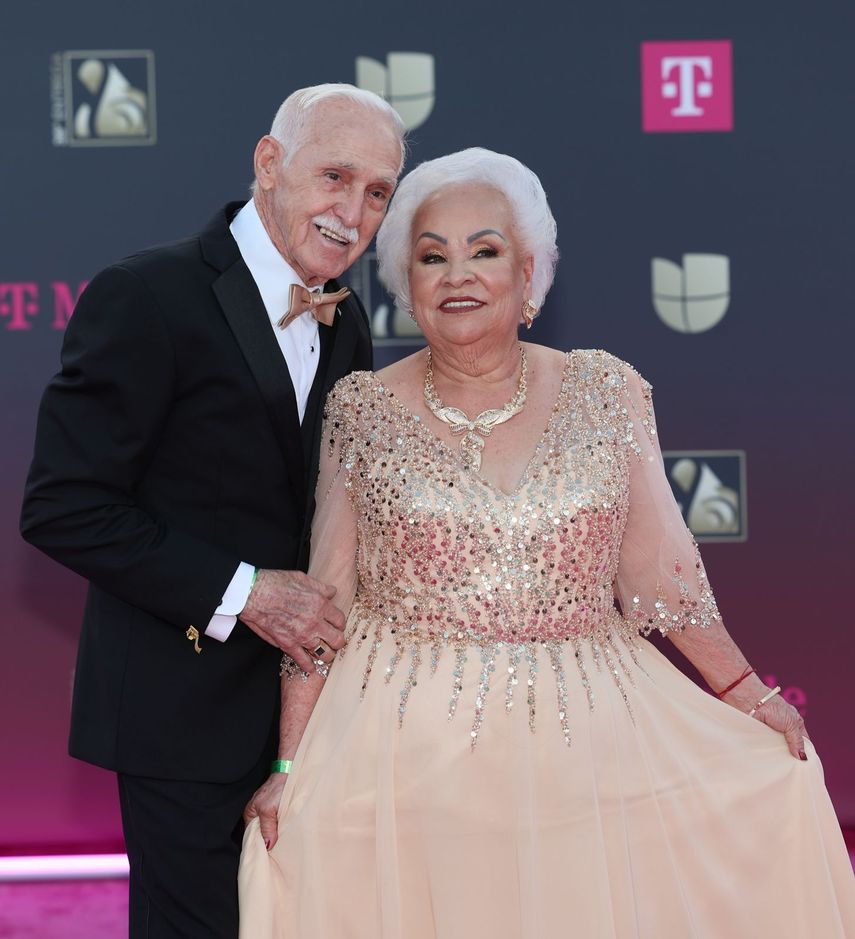 Los abuelitos bailarines conocidos como Ganas Con Canas deslumbraron en la alfombra magenta