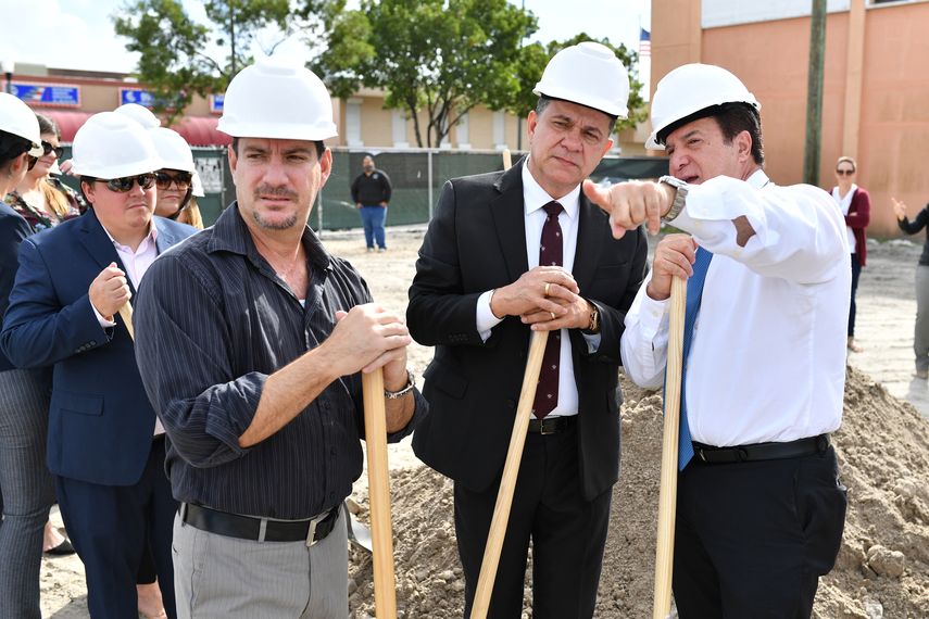Carlos Hernández y Jorge Acevedo hablan sobre el nuevo centro médico, junto a Luis González.