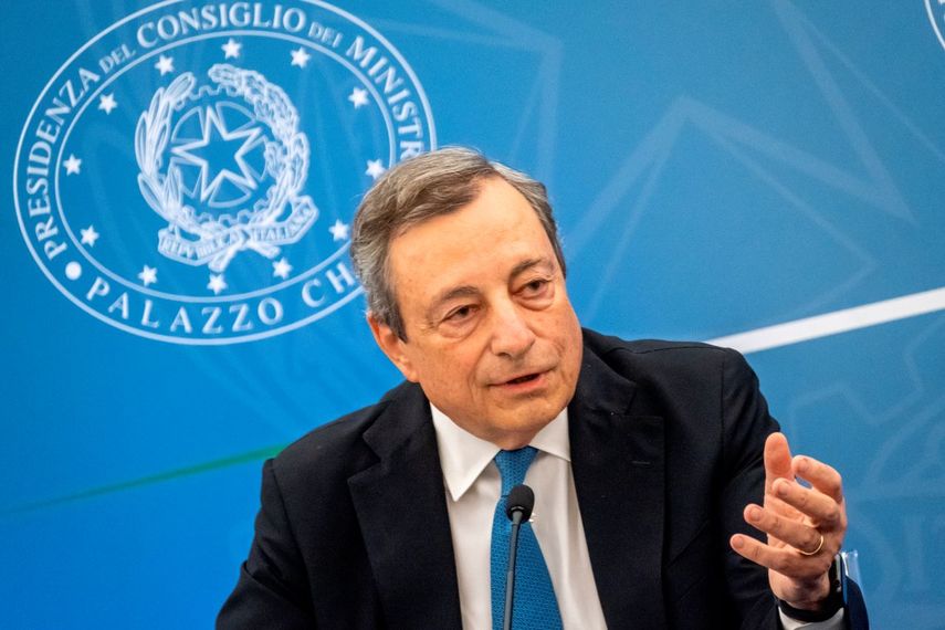 El premier italiano Mario Draghi habla con la prensa en Roma.