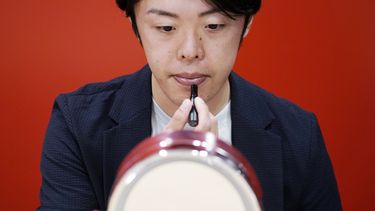 Naruhiko Ito, ejecutivo de Shiseido, muestra el bálsamo para hombres que acaba de lanzar la empresa en Tokio el 15 de abril del 2021.&nbsp;