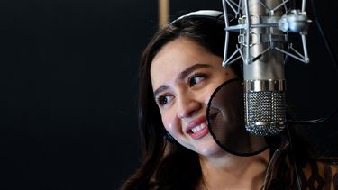 La cantante Manizha (Manizha Sangin), que representará a Rusia en el Festival de la Canción de Eurovisión 2021 en Rotterdam, ensaya en el estudio Lukashev en Moscú el 16 de marzo de 2021.