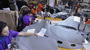 La publicación aborda con gráficos y datos los principales obstáculos estructurales a los que se enfrentan las mujeres a la hora de reivindicar sus derechos laborales en el país  (AP)