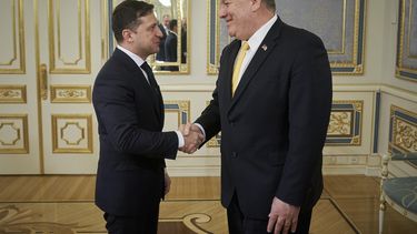 El presidente ucraniano Volodymyr Zelenskiy, izquierda, estrecha la mano del secretario de Estado Mike Pompeo durante su reunión en Kiev, Ucrania, el viernes 31 de enero de 2020. 