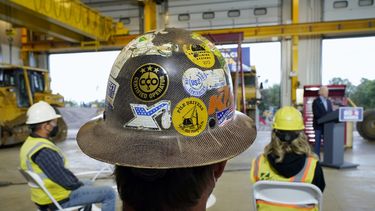 En 1894, el presidente Grover Cleveland y el Congreso convirtieron el Día del Trabajo en una festividad nacional, al firmar una ley que estableció el primer lunes de septiembre para conmemorar este día. Un estudio determinó que California es el mejor estado para trabajar en EEUU.