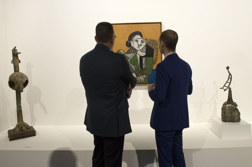 Dos hombres observan la obra Françoise assise dans un fauteuil (Françoise sentada en un sillón) de Pablo Picasso durante la feria Art Basel&nbsp;Miami&nbsp;Beach &nbsp;en el Centro de Convenciones de&nbsp;Miami&nbsp;Beach, Florida&nbsp;