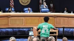 Vista parcial de reunión de Comisión de Miami-Dade.