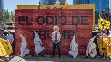 Ante el anuncio del acercamiento entre EEUU y México, un grupo de mexicanos salió a protestar por el muro de Trump.