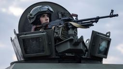 Un soldado de la Guardia Nacional ucraniana custodia un puesto de control móvil junto a agentes de los servicios de seguridad y policías durante una operación conjunta, en Kharkiv, Ucrania, el 17 de febrero de 2022.