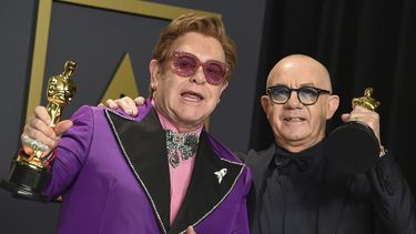 Elton John y Bernie Taupin, ganadores del premio a la mejor canción original por (Im Gonna) Love Me Again de Rocketman, posan en la sala de prensa de los Oscar en Los Ángeles el domingo 9 de febrero de 2020.&nbsp;