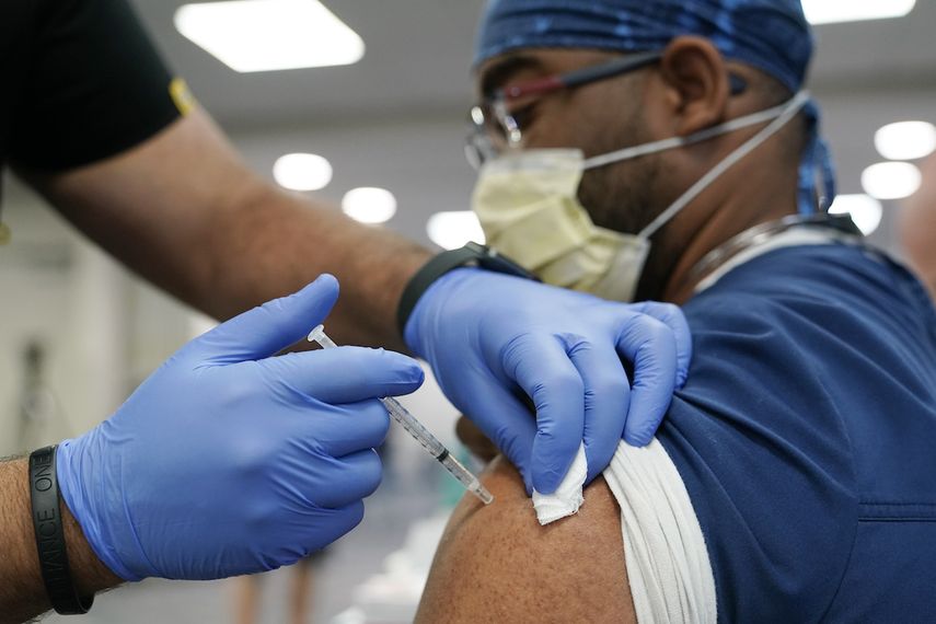 Un trabajador de la salud recibe una vacuna de refuerzo de Pfizer COVID-19 en el Jackson Memorial Hospital el martes 5 de octubre de 2021 en Miami.