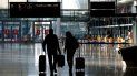 Personas caminando con equipaje en la desierta sala de documentación en el aeropuerto de Múnich, Alemania, cuando el país continúa con su segunda cuarentena para evitar que se propague más el coronavirus. Personas caminando con equipaje en la desierta sala de documentación en el aeropuerto de Múnich, Alemania, cuando el país continúa con su segunda cuarentena para evitar que se propague más el coronavirus.