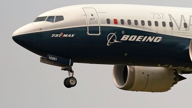 Un avión Boeing 737 MAX se aproxima a la pista de aterrizaje.
