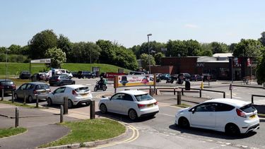 Autos hacen fila en un restaurante KFC en Basingstoke, Inglaterra, el miércoles 6 de mayo de 2020. Gran Bretaña alcanzó la marca de 30.000 muertes por coronavirus. 