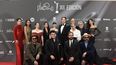 El equipo de la serie de Netflix Cien Años de Soledad posa en la alfombra roja de los Premios Platino.&nbsp;