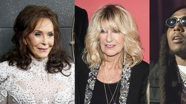 En esta combinación de fotografías, Loretta Lynn, de izquierda a derecha, Christine McVie y el rapero Takeoff de Migos, quienes serán honrados durante un segmento in memoriam en los Grammy del domingo