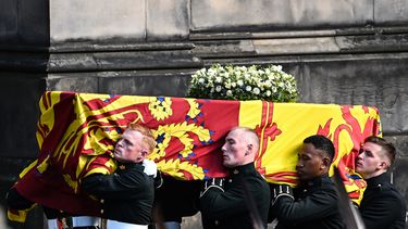 El ataúd de la reina saldrá en la tarde del martes 13 de septiembre de la catedral rumbo al aeropuerto para su traslado a Londres, junto a su hija, la princesa Ana.