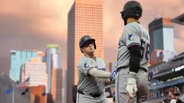 Jonah Bride (izquierda) festeja con Derek Hill, su compañero de los Marlins de Miami, luego de batear un jonrón solitario en el encuentro ante los Mellizos de Minnesota, el martes 24 de septiembre de 2024.