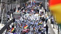 Trabajadores de la salud participan en una manifestación pidiendo al Gobierno de Bolivia que cese la persecución política en La Paz.  