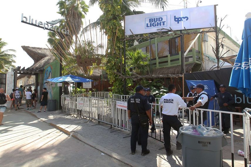 Vista de este lunes 16 de enero de 2017 del exterior de la discoteca Blueparrot, en el centro turístico de Playa del Carmen (México), donde esta madrugada se registró una balacera con un saldo de por lo menos cinco personas fallecidas.